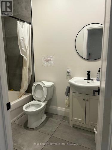 30 Victoria Avenue N, Hamilton, ON - Indoor Photo Showing Bathroom