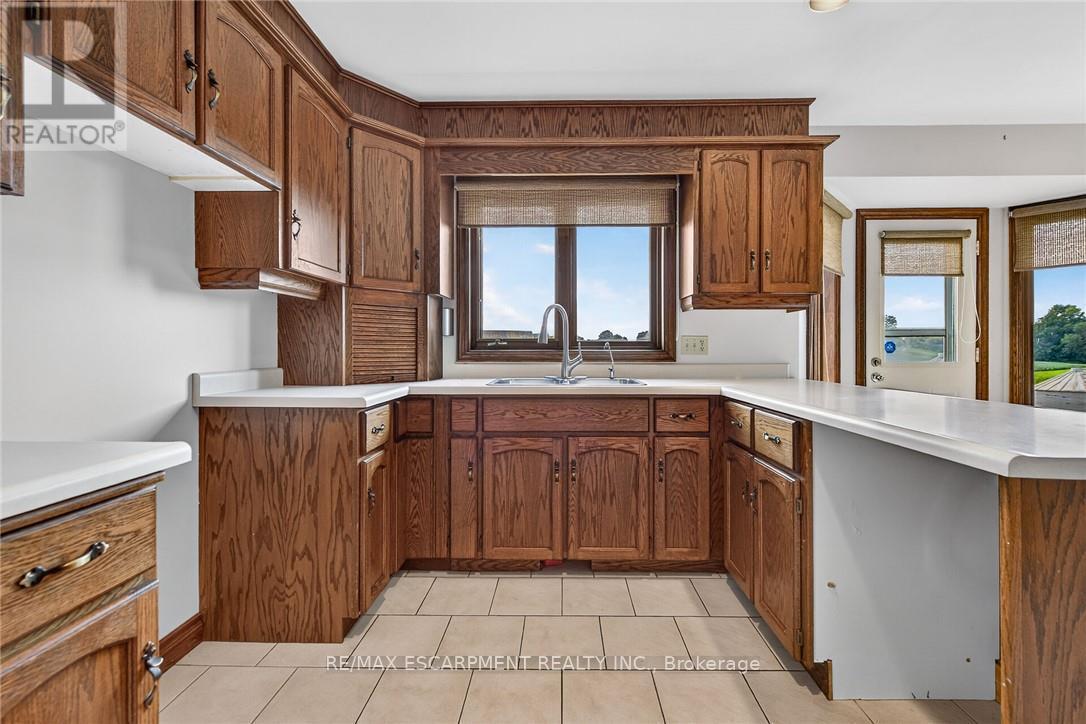 7011 Dickenson Road E, Hamilton, ON - Indoor Photo Showing Kitchen With Double Sink