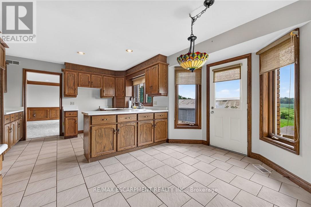 7011 Dickenson Road E, Hamilton, ON - Indoor Photo Showing Kitchen