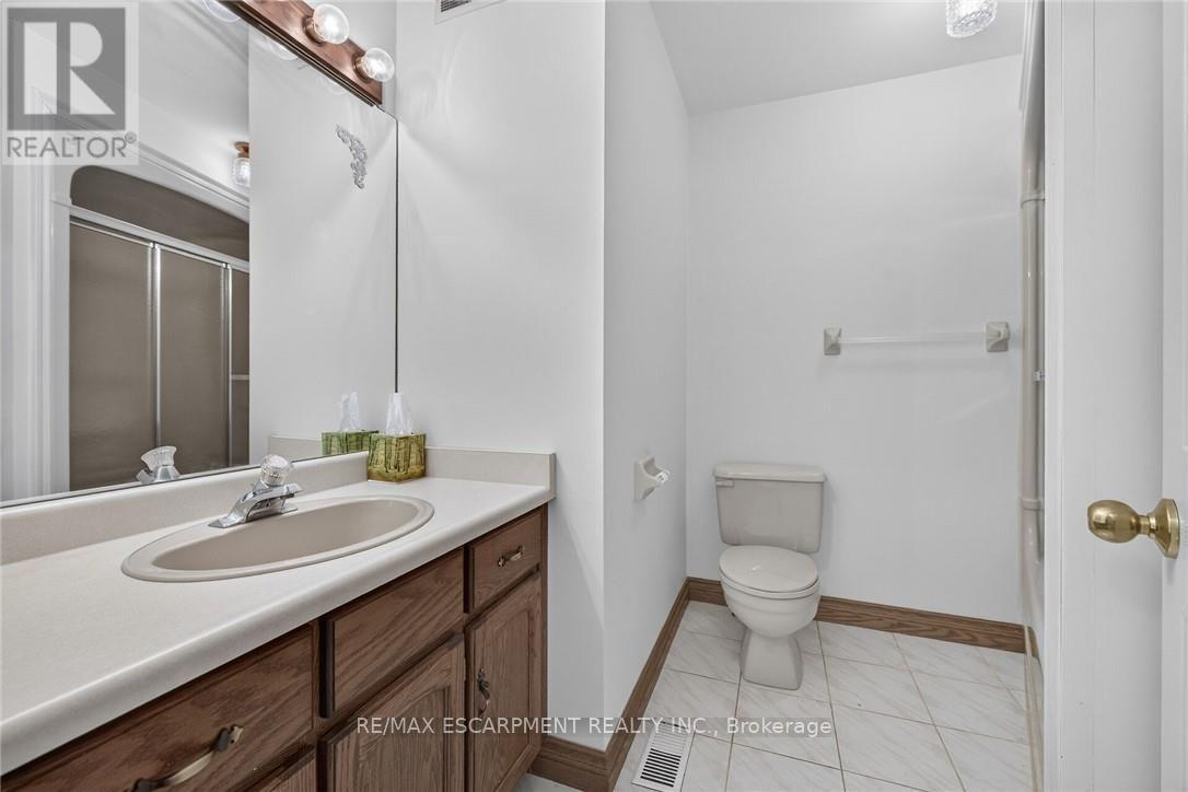 7011 Dickenson Road E, Hamilton, ON - Indoor Photo Showing Bathroom
