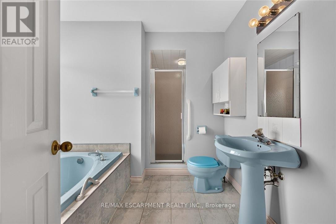 7011 Dickenson Road E, Hamilton, ON - Indoor Photo Showing Bathroom