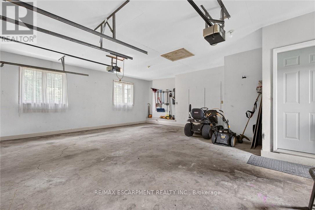 7011 Dickenson Road E, Hamilton, ON - Indoor Photo Showing Garage