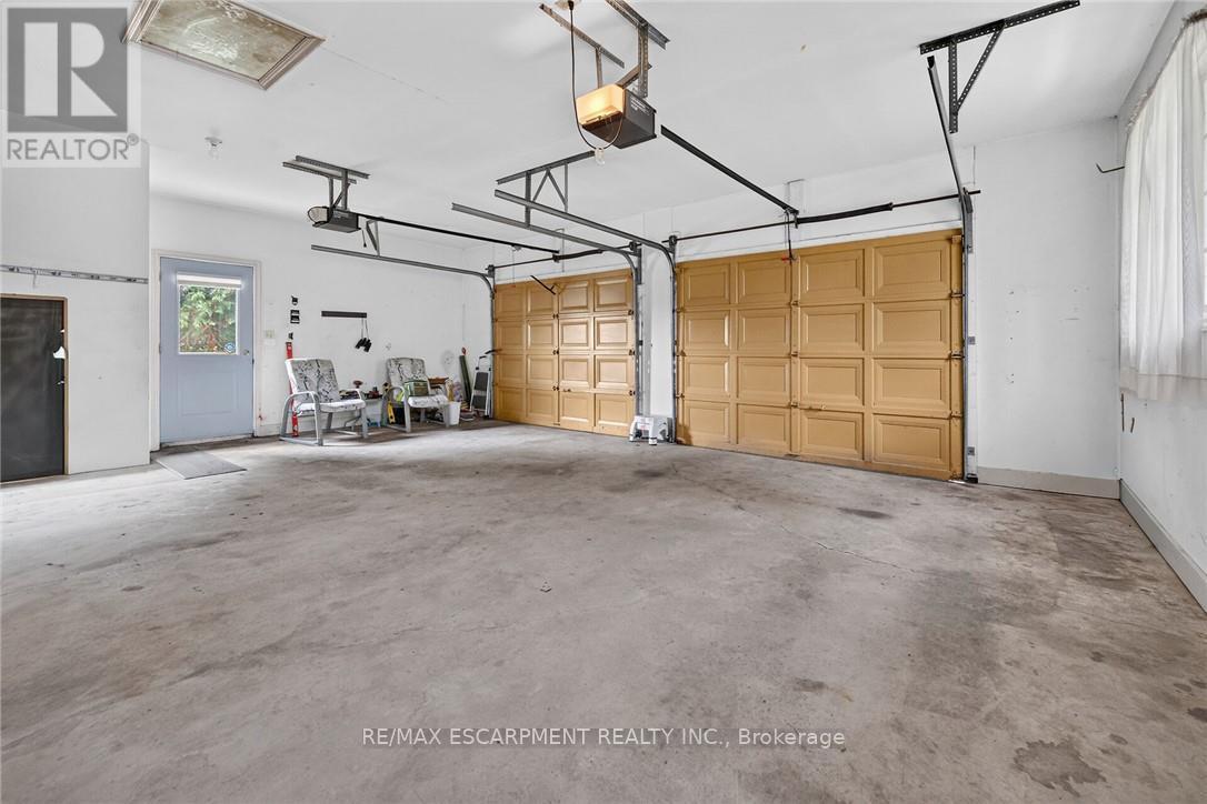 7011 Dickenson Road E, Hamilton, ON - Indoor Photo Showing Garage