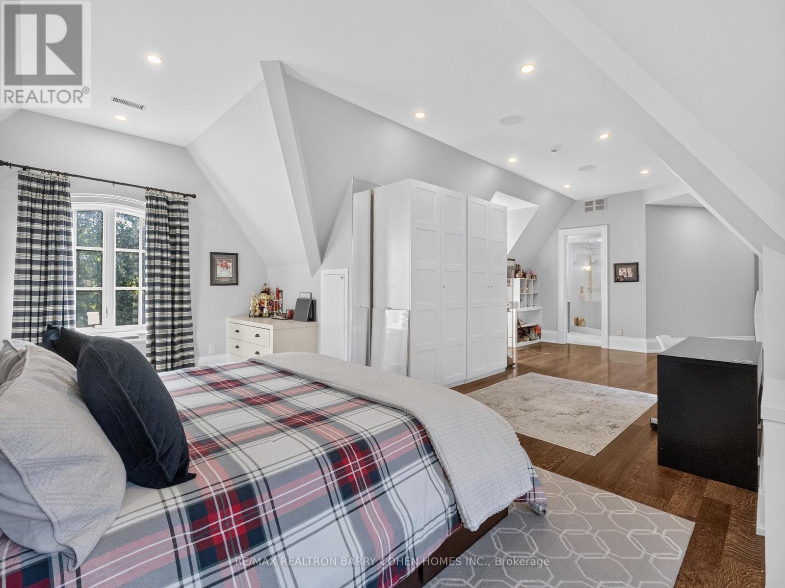 21 Don Ridge Drive, Toronto, ON - Indoor Photo Showing Bedroom