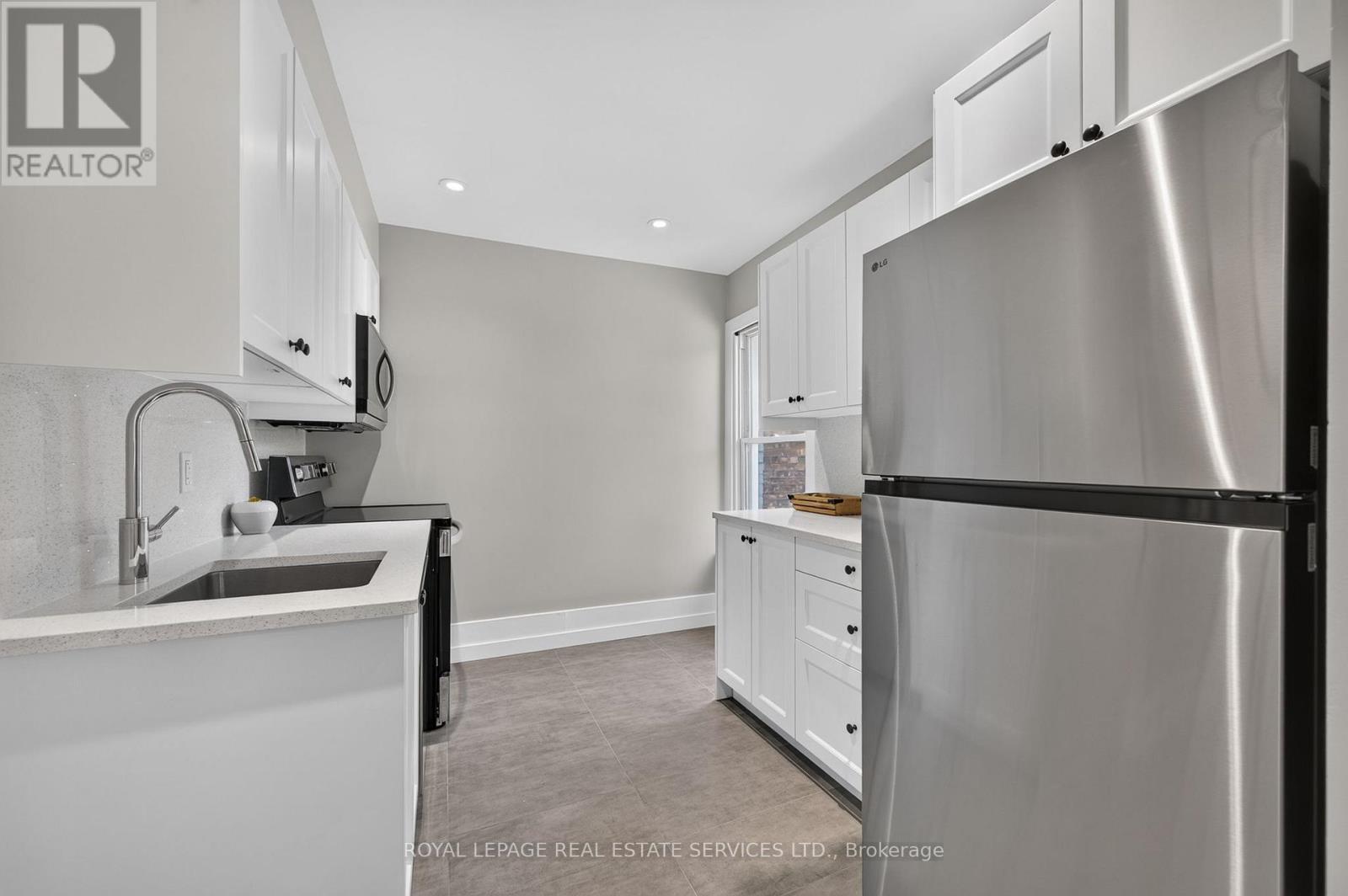 62 Erie Avenue, Hamilton, ON - Indoor Photo Showing Kitchen With Upgraded Kitchen