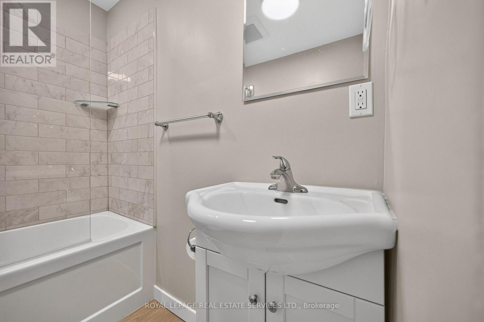 62 Erie Avenue, Hamilton, ON - Indoor Photo Showing Bathroom