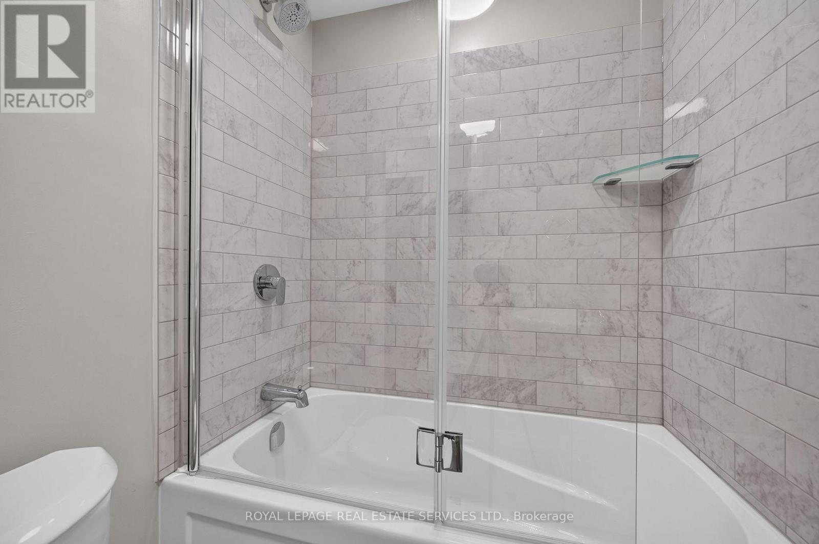 62 Erie Avenue, Hamilton, ON - Indoor Photo Showing Bathroom