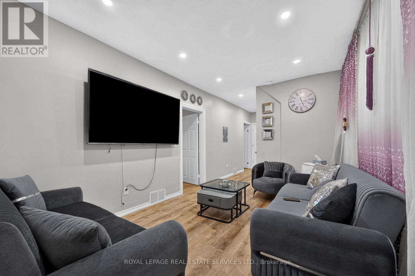 62 Erie Avenue, Hamilton, ON - Indoor Photo Showing Living Room