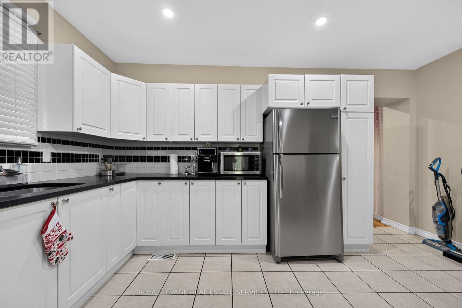 62 Erie Avenue, Hamilton, ON - Indoor Photo Showing Kitchen