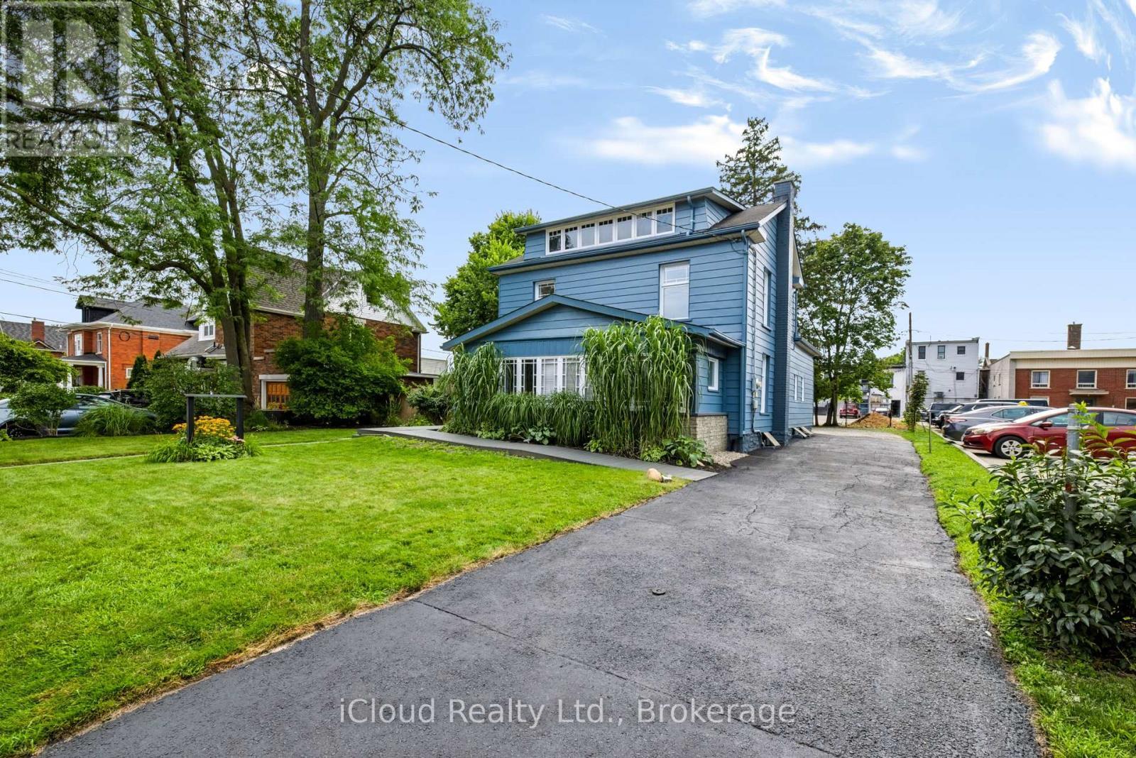 Private Driveway - 654 Duke Street, Cambridge, ON