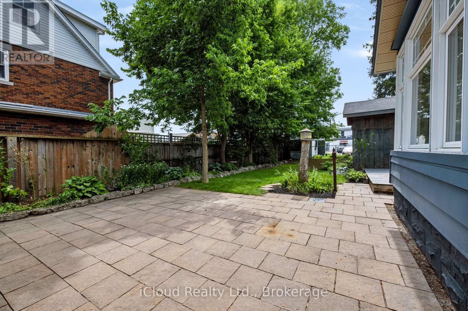 Patio - 654 Duke Street, Cambridge, ON