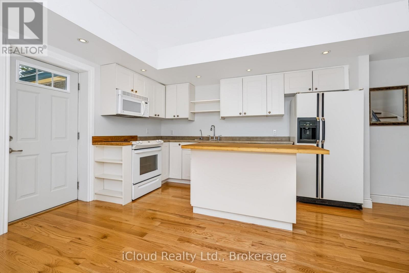 Main Floor Apt Full Kitchen - 654 Duke Street, Cambridge, ON