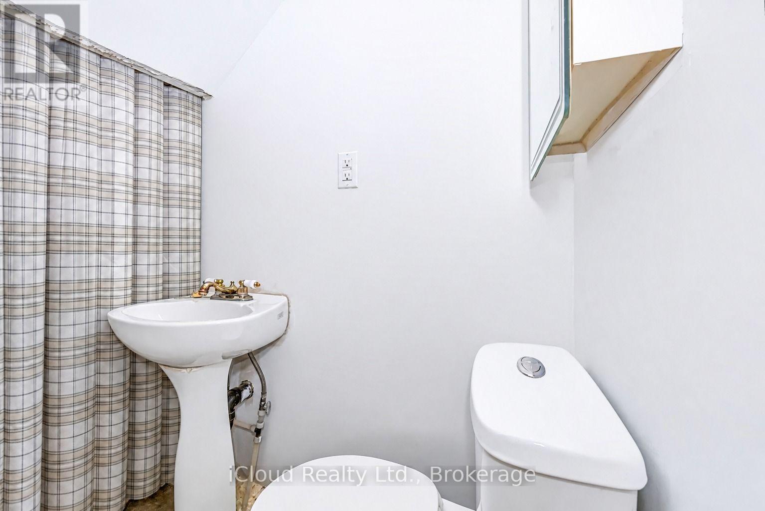 Main Floor - Apt - 2 pc Bathroom - 654 Duke Street, Cambridge, ON