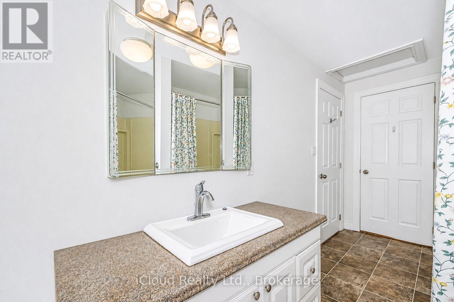 Upper Floor Bathroom - 654 Duke Street, Cambridge, ON