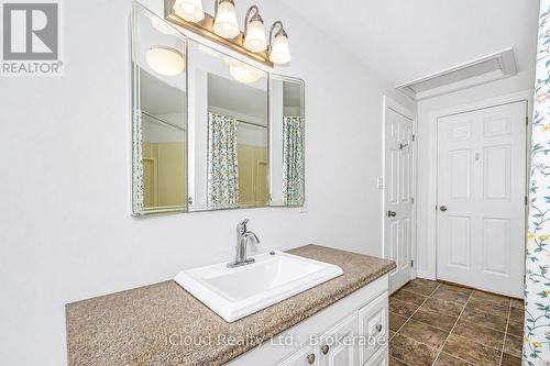 Upper Floor Bathroom - 654 Duke Street, Cambridge, ON 