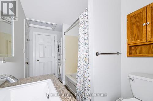 Full Upper Level Bathroom - 654 Duke Street, Cambridge, ON 