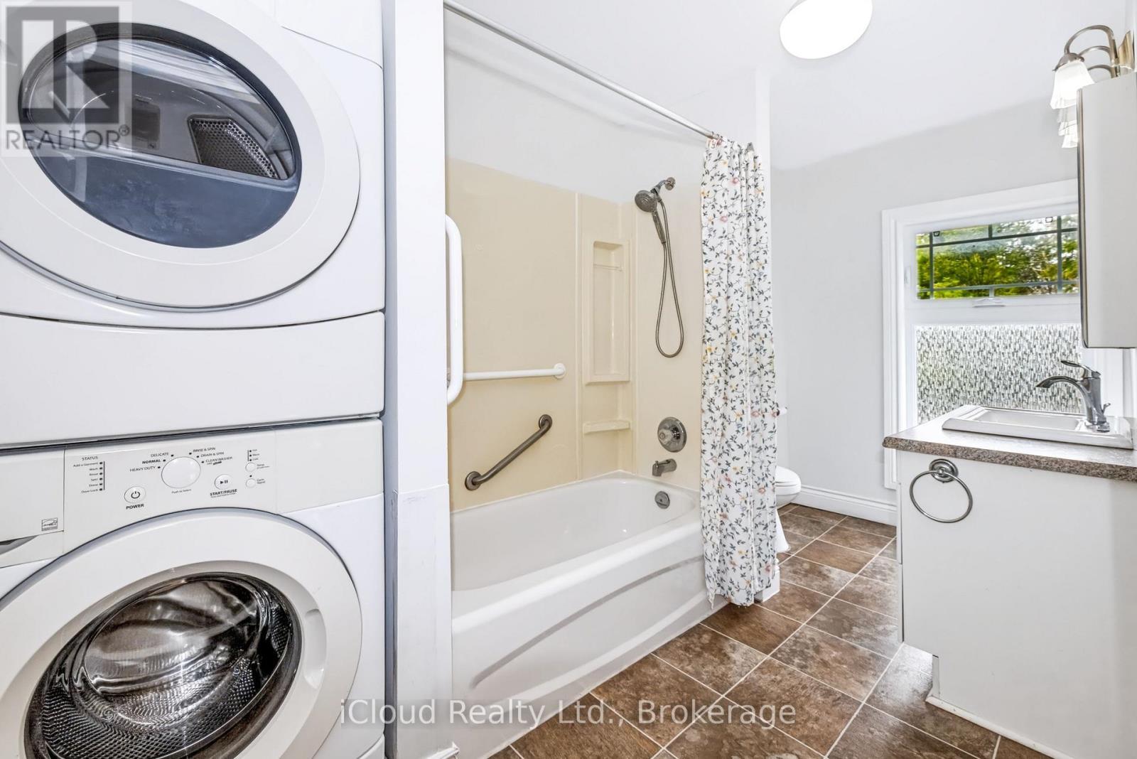 Upper Level Bathroom with Stacked Washer and Dryer - 654 Duke Street, Cambridge, ON