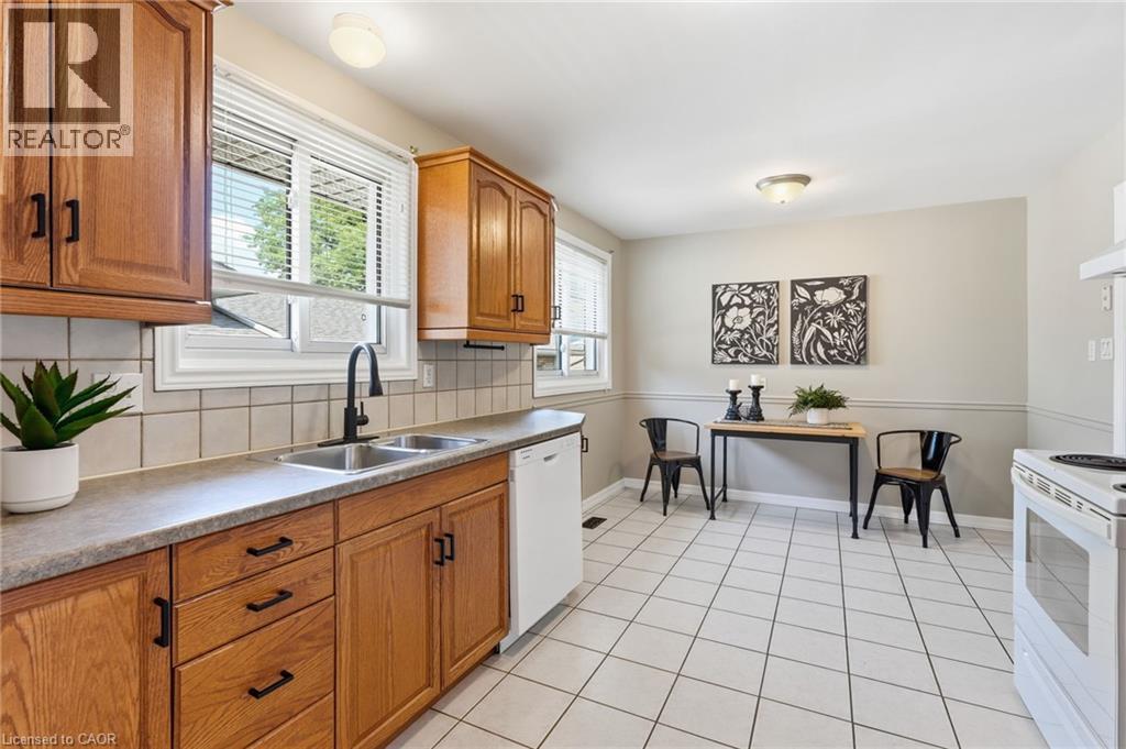 635 Ramsgate Road, Burlington, ON - Indoor Photo Showing Kitchen With Double Sink