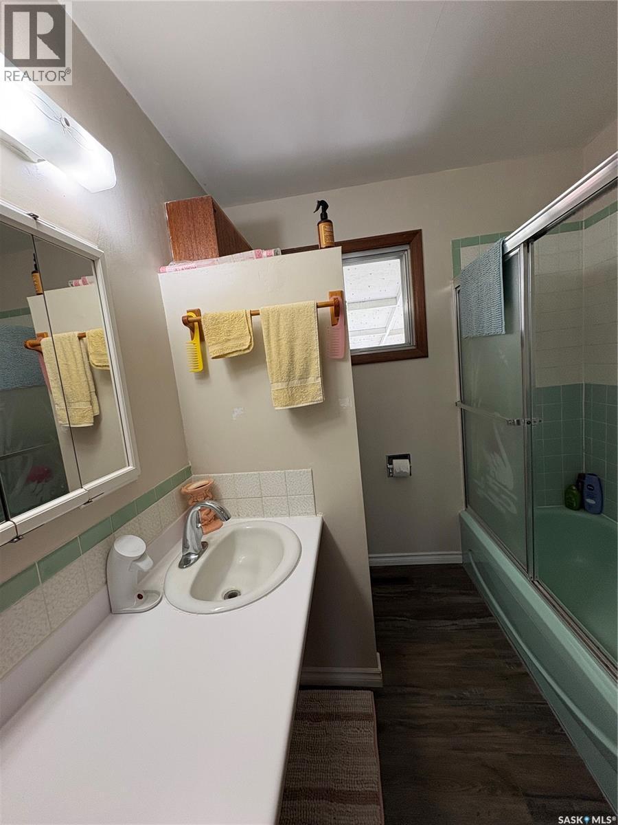 200 3Rd Street Ne, Ituna, SK - Indoor Photo Showing Bathroom