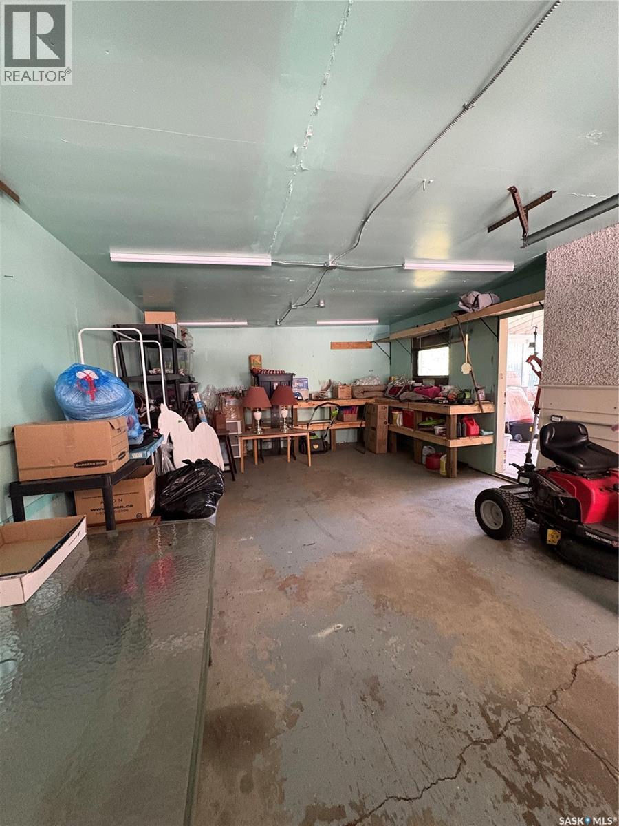 200 3Rd Street Ne, Ituna, SK - Indoor Photo Showing Garage