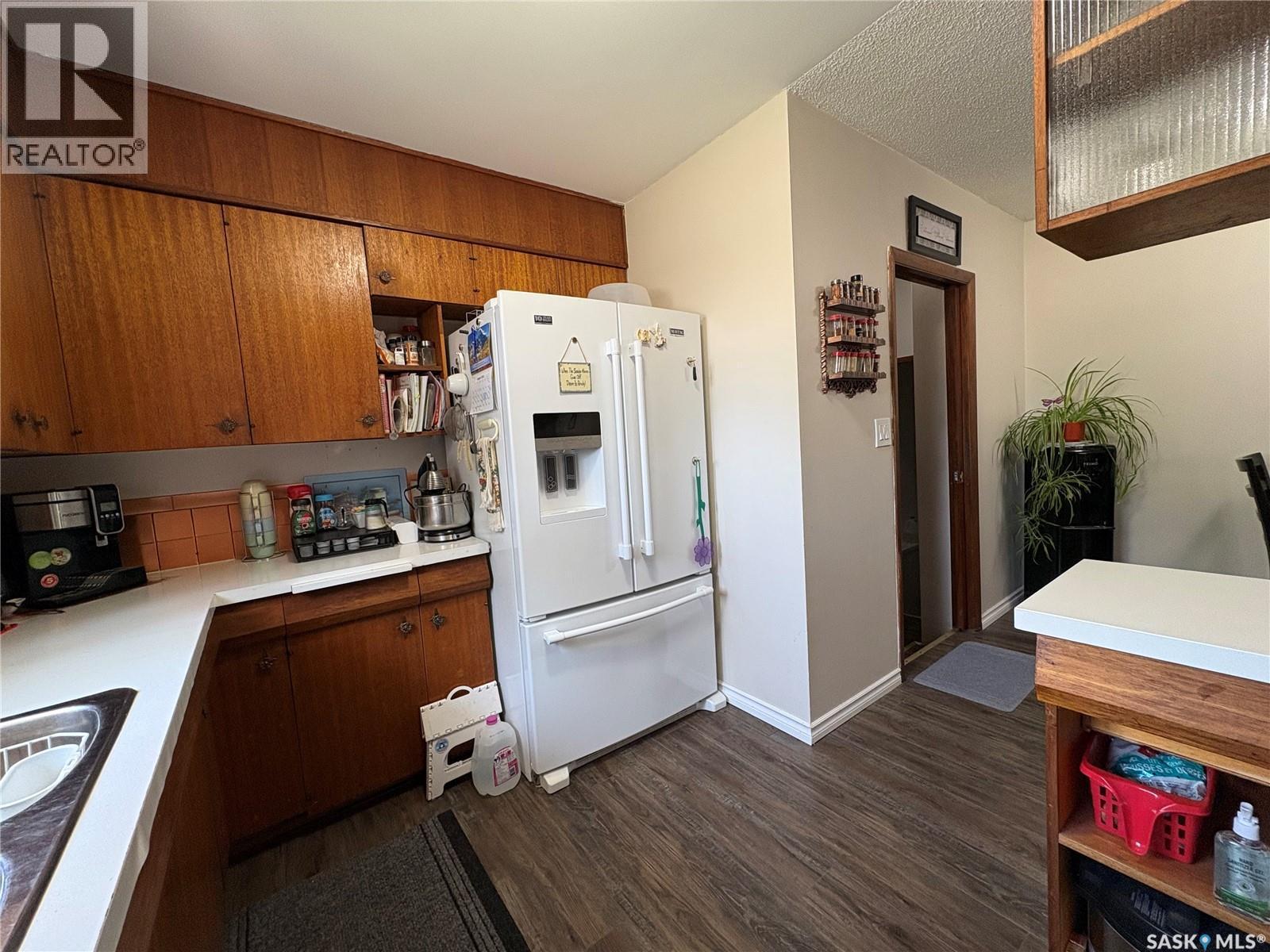 200 3Rd Street Ne, Ituna, SK - Indoor Photo Showing Kitchen