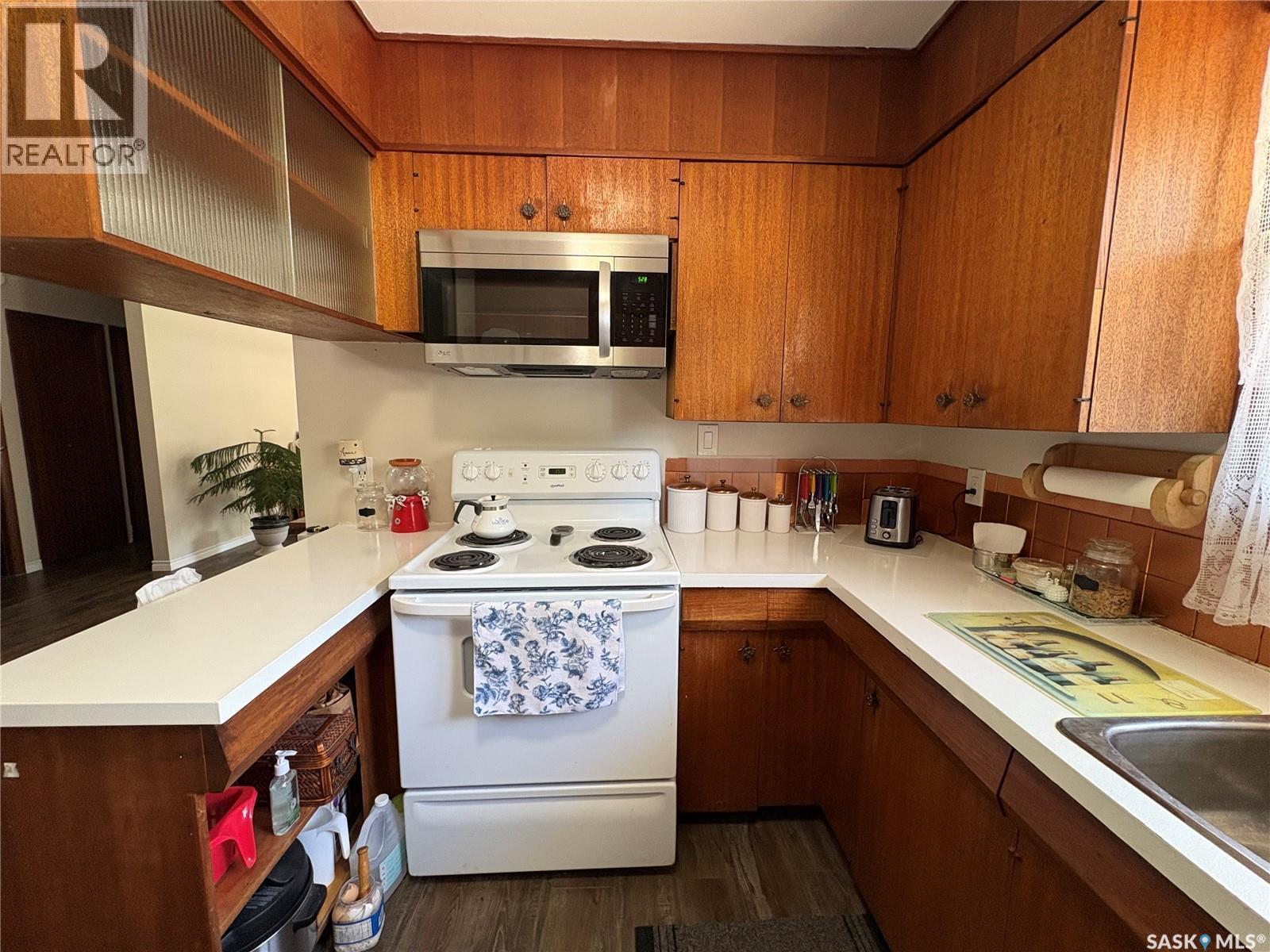 200 3Rd Street Ne, Ituna, SK - Indoor Photo Showing Kitchen