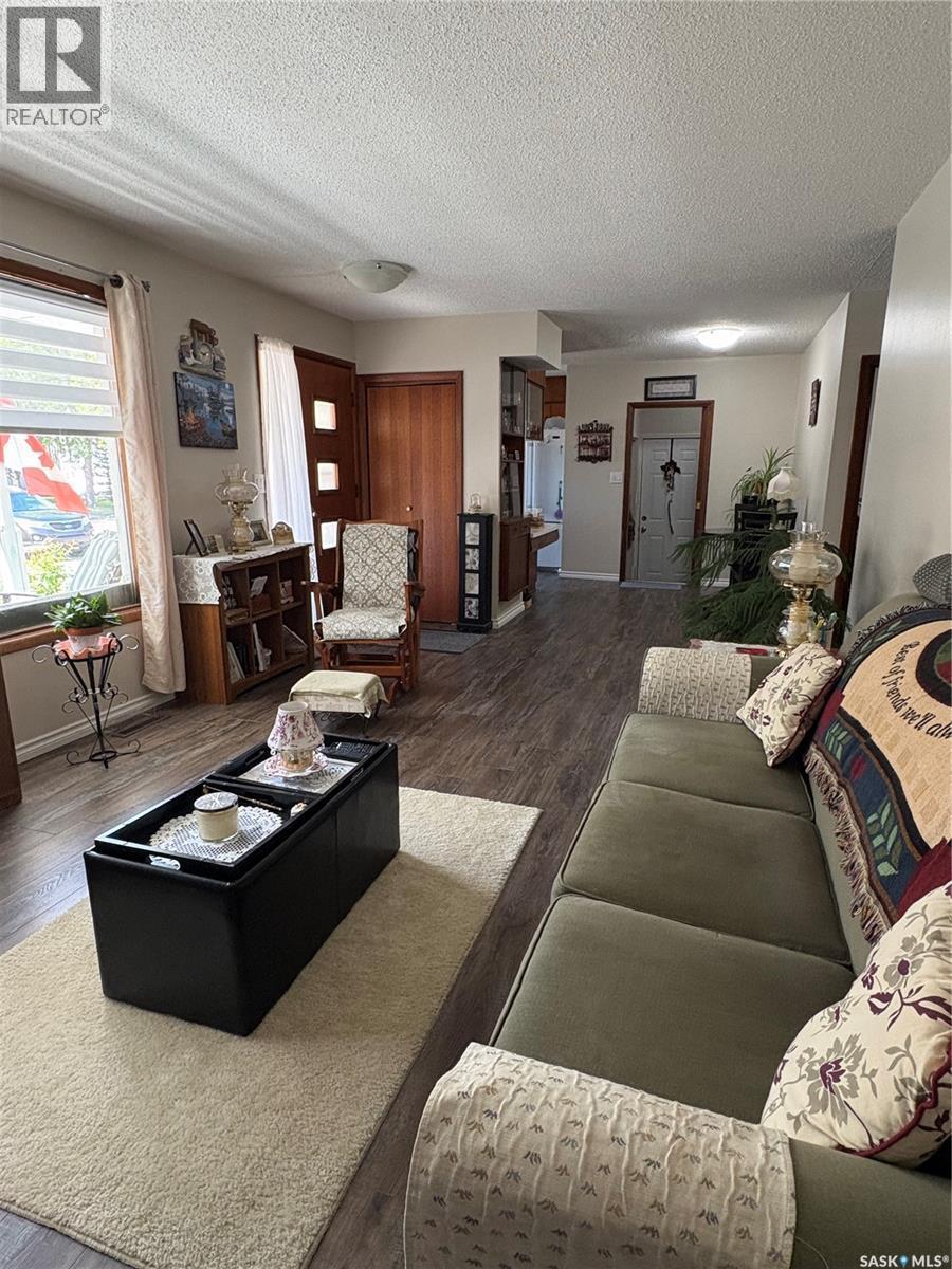 200 3Rd Street Ne, Ituna, SK - Indoor Photo Showing Living Room