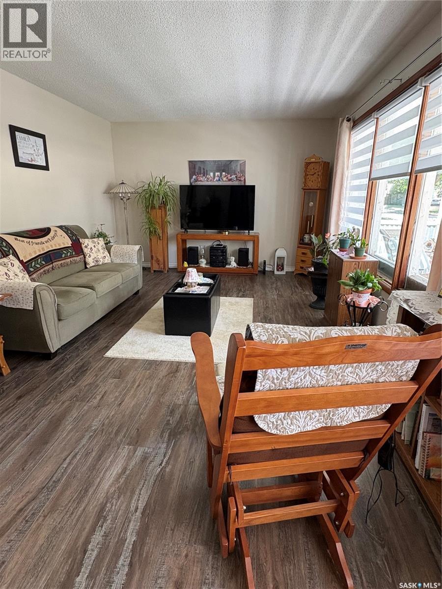 200 3Rd Street Ne, Ituna, SK - Indoor Photo Showing Living Room