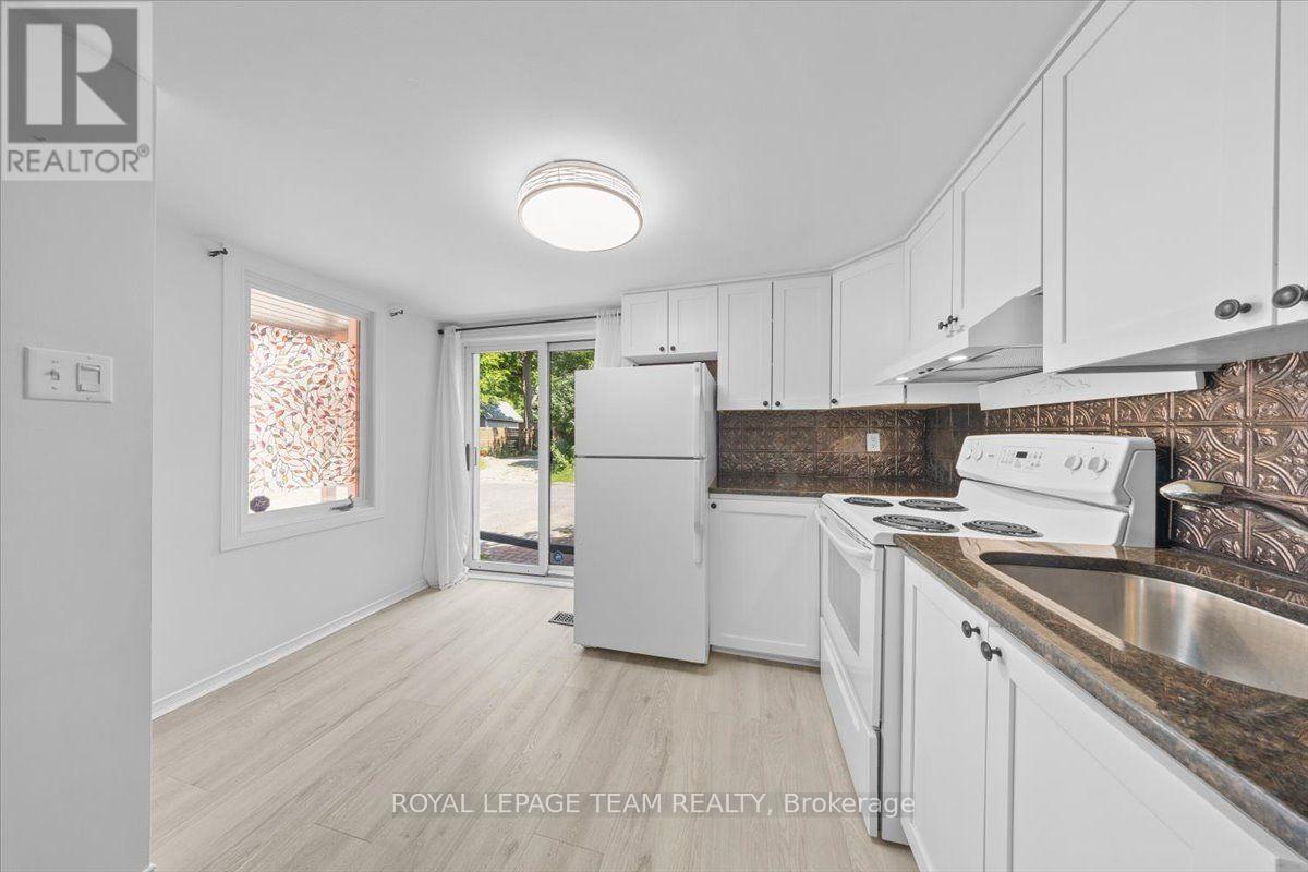 135 Upper Lorne Place, Ottawa, ON - Indoor Photo Showing Kitchen