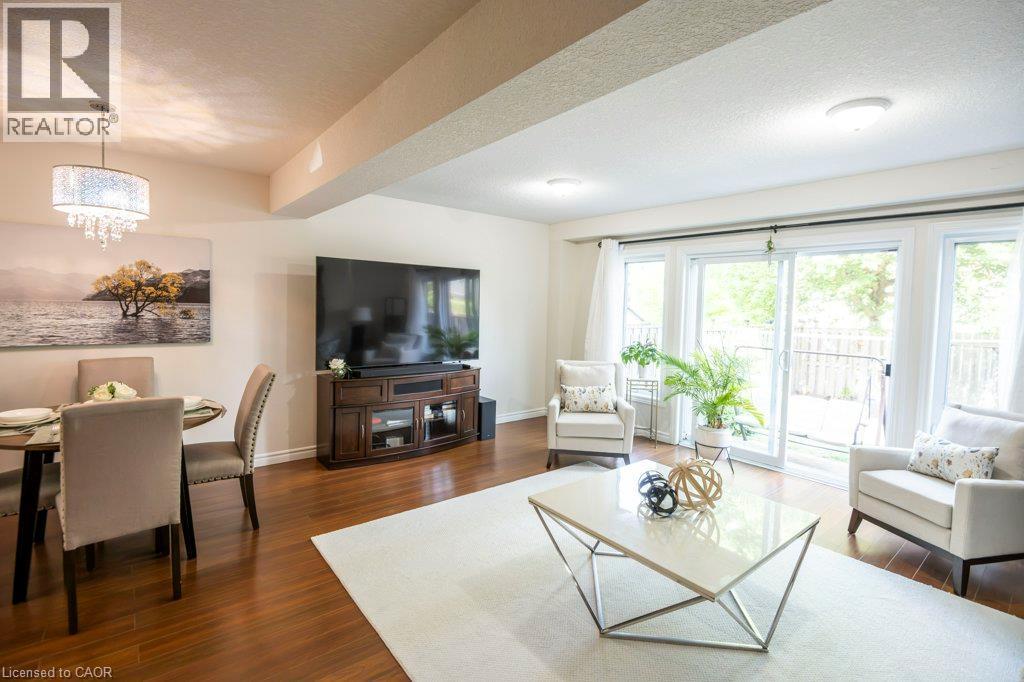 975 Strasburg Road Unit# 3, Kitchener, ON - Indoor Photo Showing Living Room
