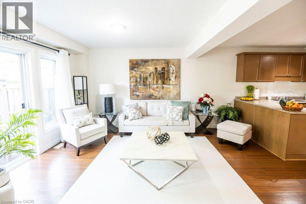 975 Strasburg Road Unit# 3, Kitchener, ON - Indoor Photo Showing Living Room