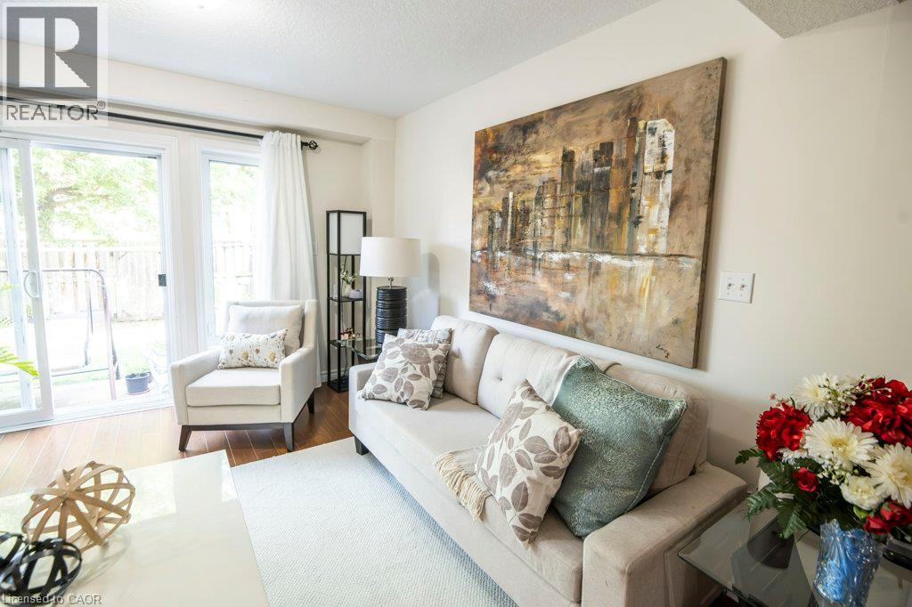 975 Strasburg Road Unit# 3, Kitchener, ON - Indoor Photo Showing Living Room