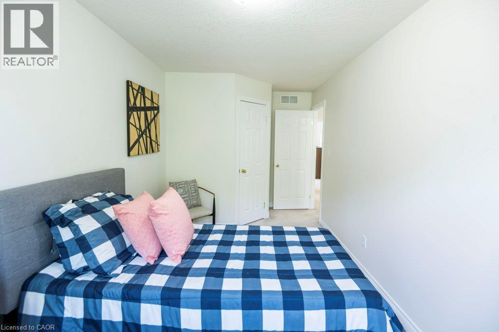 975 Strasburg Road Unit# 3, Kitchener, ON - Indoor Photo Showing Bedroom