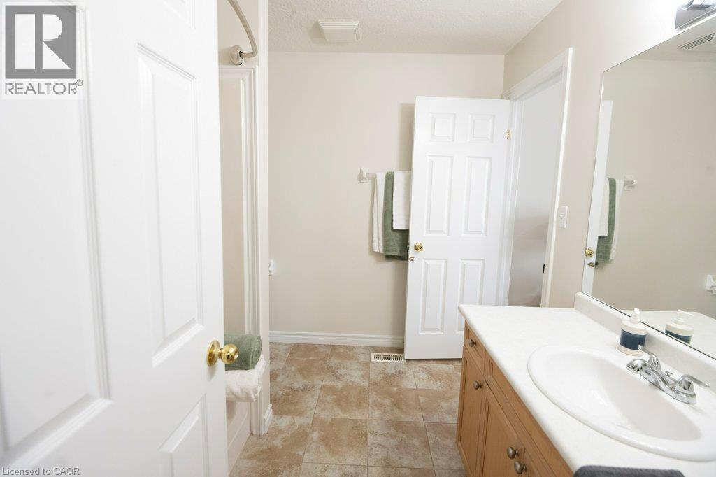 975 Strasburg Road Unit# 3, Kitchener, ON - Indoor Photo Showing Bathroom