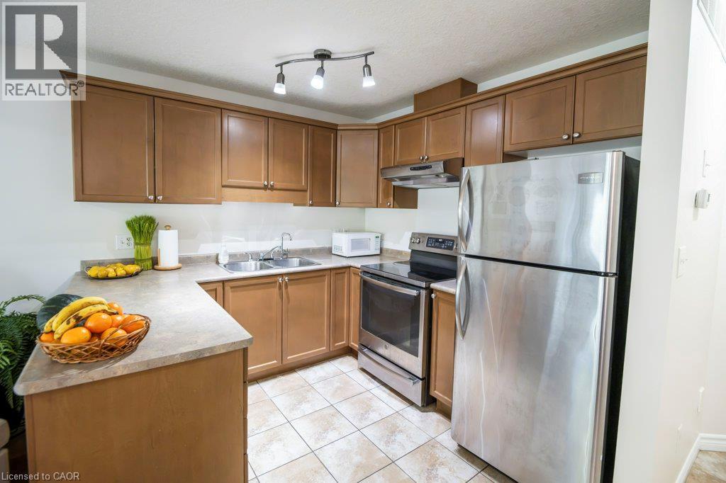 975 Strasburg Road Unit# 3, Kitchener, ON - Indoor Photo Showing Kitchen With Stainless Steel Kitchen With Double Sink