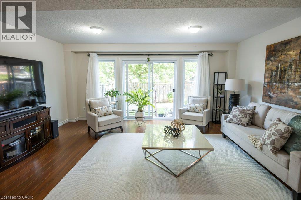 975 Strasburg Road Unit# 3, Kitchener, ON - Indoor Photo Showing Living Room