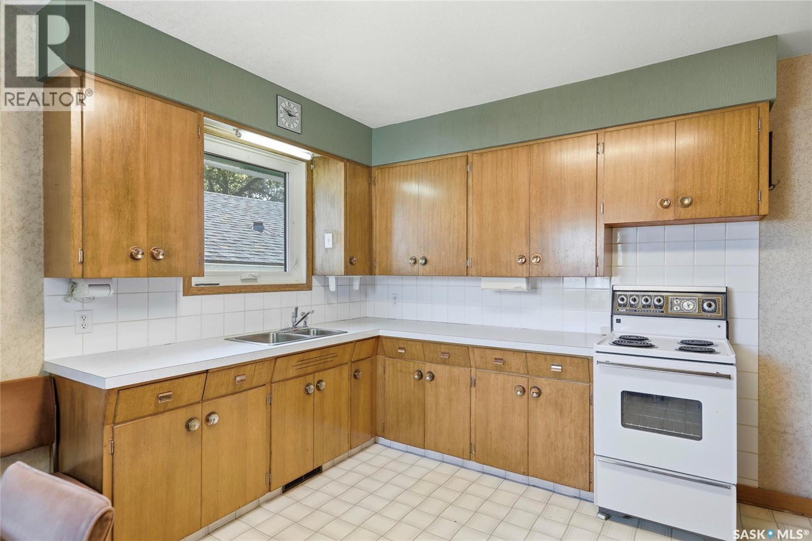 309 St John Street, Regina, SK - Indoor Photo Showing Kitchen With Double Sink