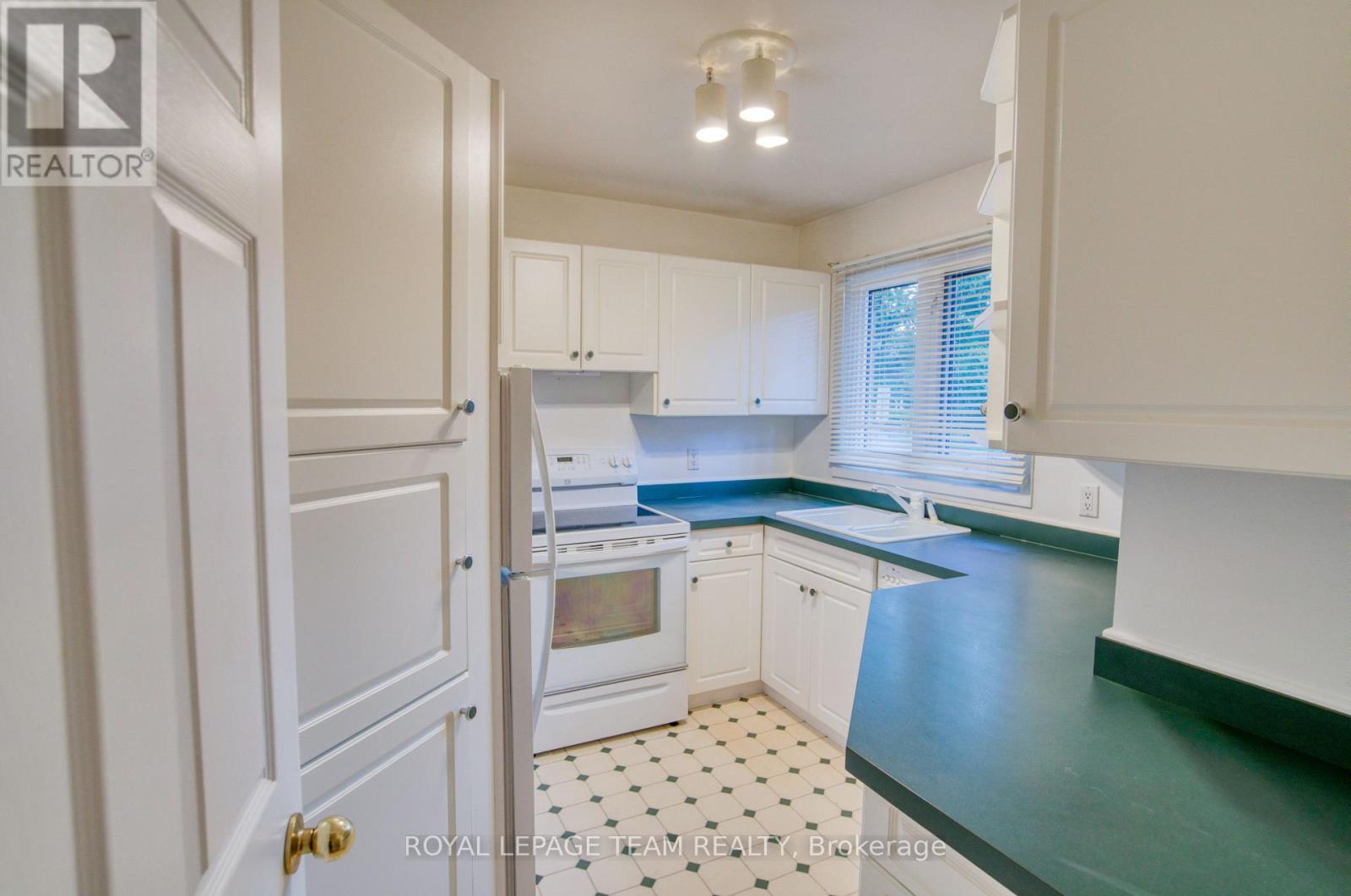 1072 Aldea Avenue, Ottawa, ON - Indoor Photo Showing Kitchen