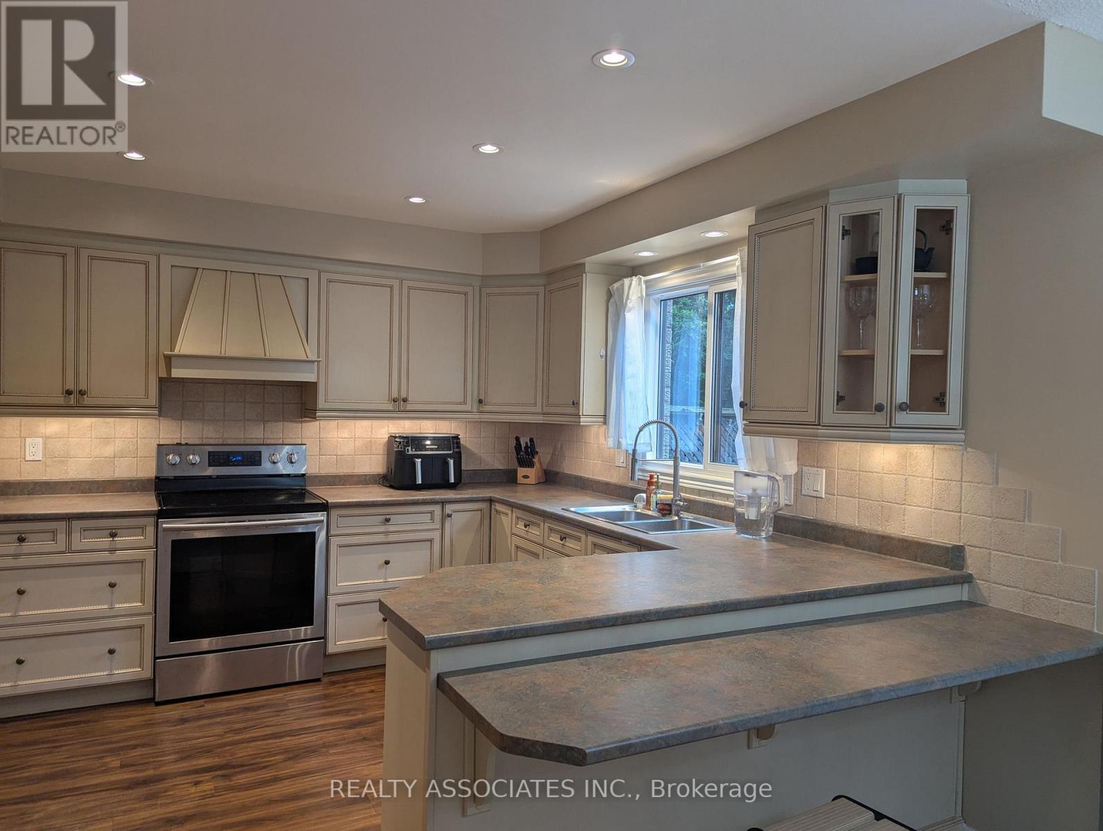 3279 Charlebrook Court, Mississauga, ON - Indoor Photo Showing Kitchen With Double Sink