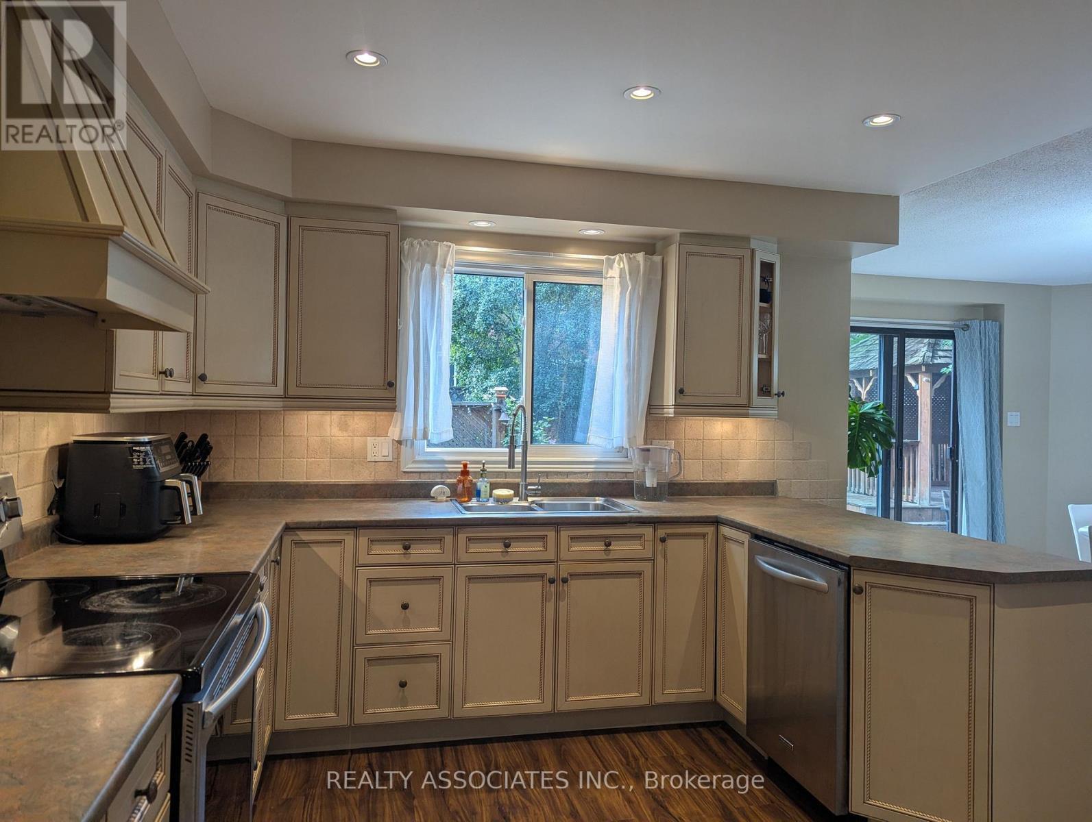 3279 Charlebrook Court, Mississauga, ON - Indoor Photo Showing Kitchen With Double Sink