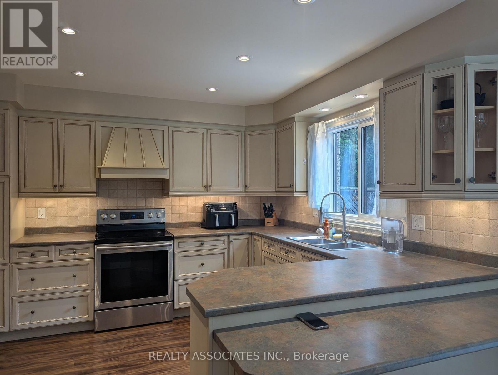 3279 Charlebrook Court, Mississauga, ON - Indoor Photo Showing Kitchen With Double Sink