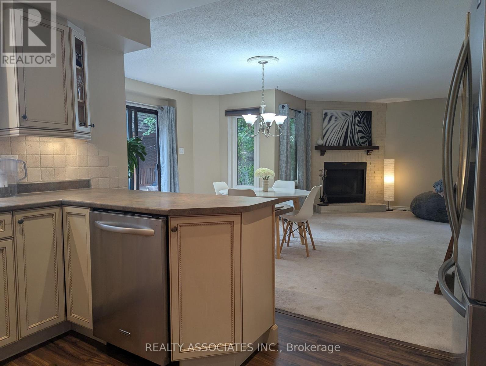 3279 Charlebrook Court, Mississauga, ON - Indoor Photo Showing Kitchen