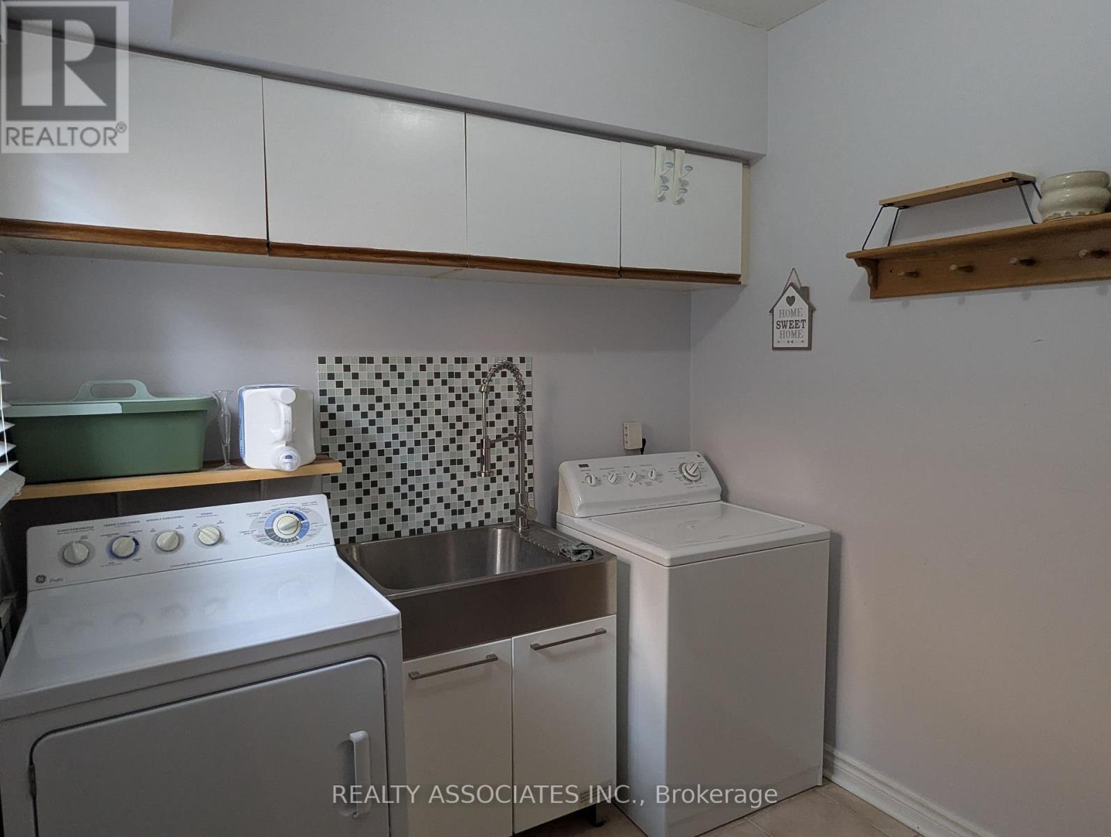 3279 Charlebrook Court, Mississauga, ON - Indoor Photo Showing Laundry Room