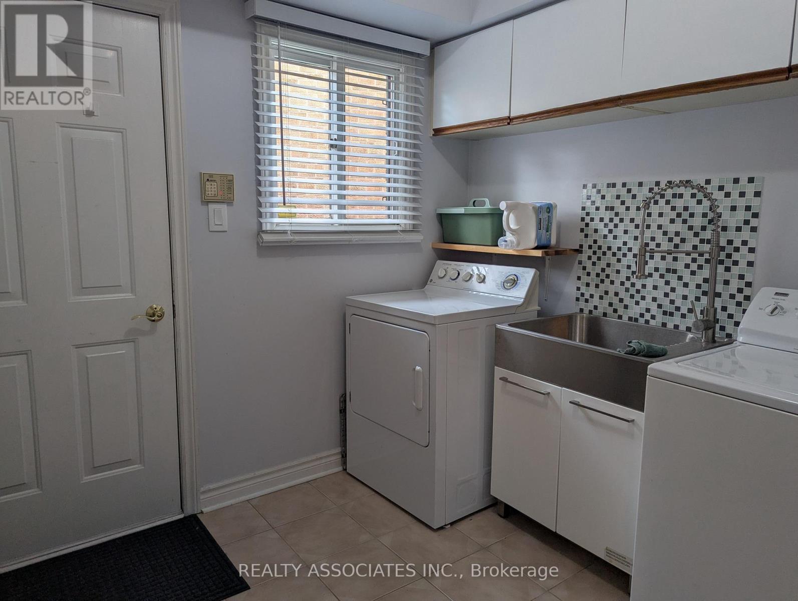 3279 Charlebrook Court, Mississauga, ON - Indoor Photo Showing Laundry Room