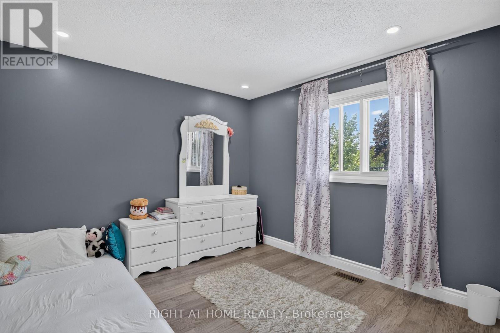 1385 Chartrand Avenue, Ottawa, ON - Indoor Photo Showing Bedroom