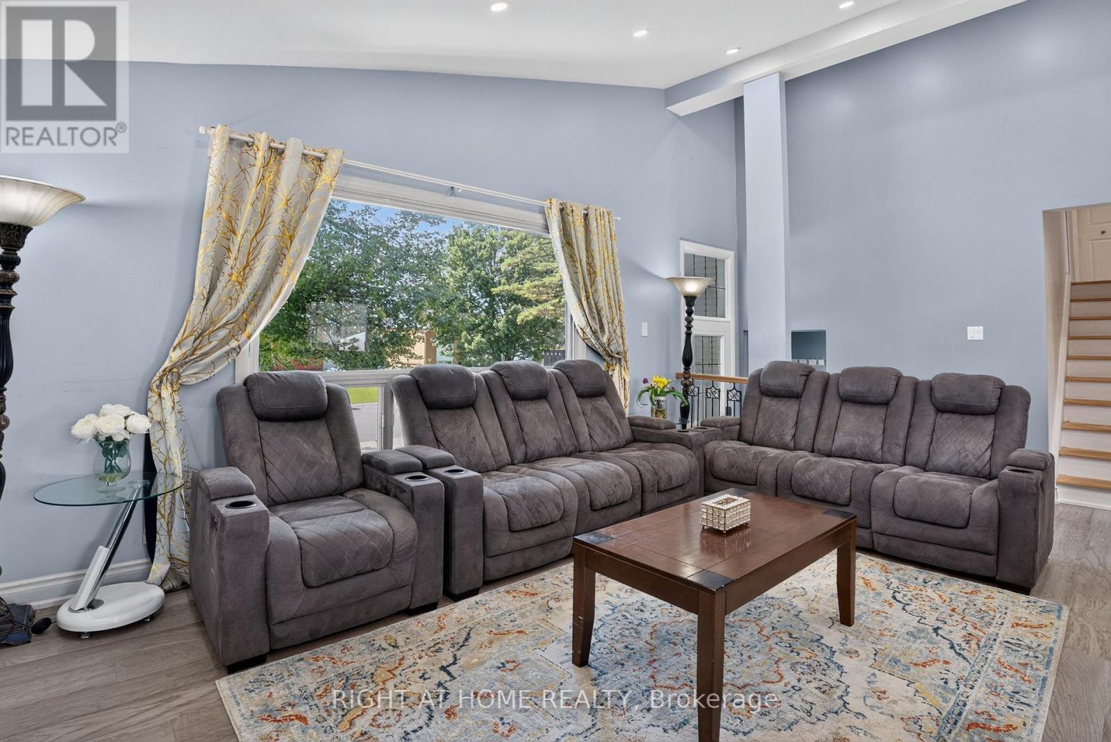 1385 Chartrand Avenue, Ottawa, ON - Indoor Photo Showing Living Room