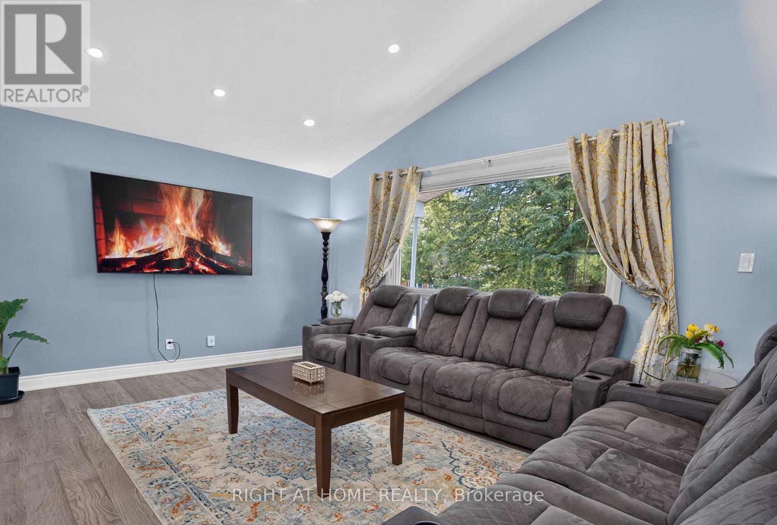 1385 Chartrand Avenue, Ottawa, ON - Indoor Photo Showing Living Room