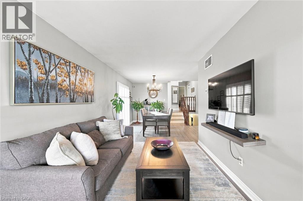 143 Independence Drive, Hamilton, ON - Indoor Photo Showing Living Room