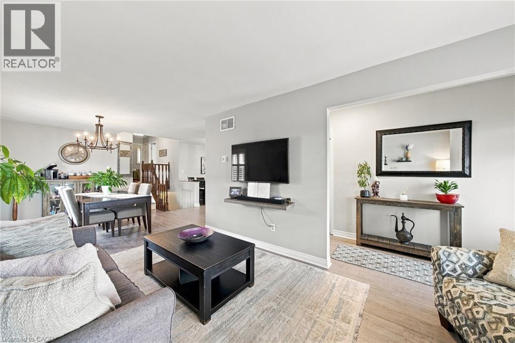143 Independence Drive, Hamilton, ON - Indoor Photo Showing Living Room