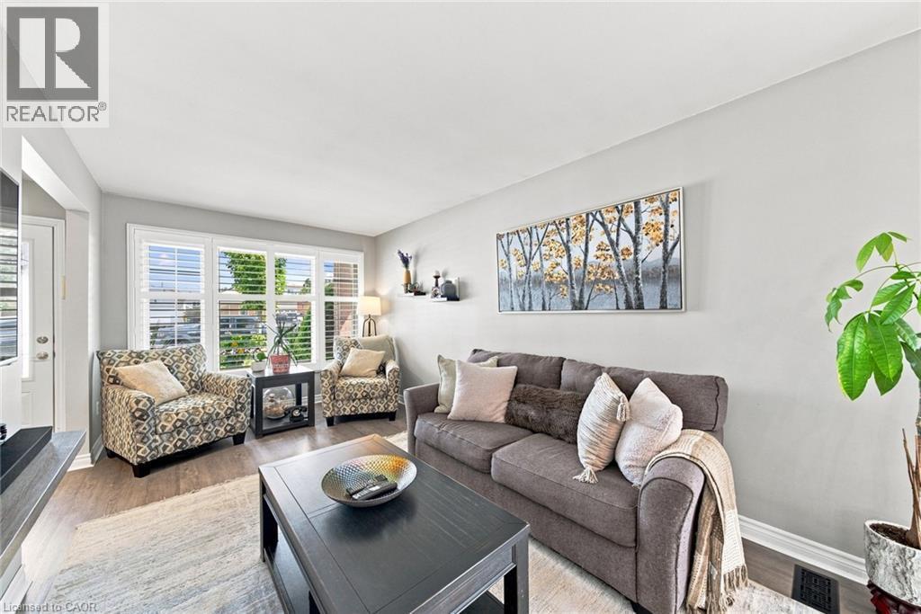 143 Independence Drive, Hamilton, ON - Indoor Photo Showing Living Room